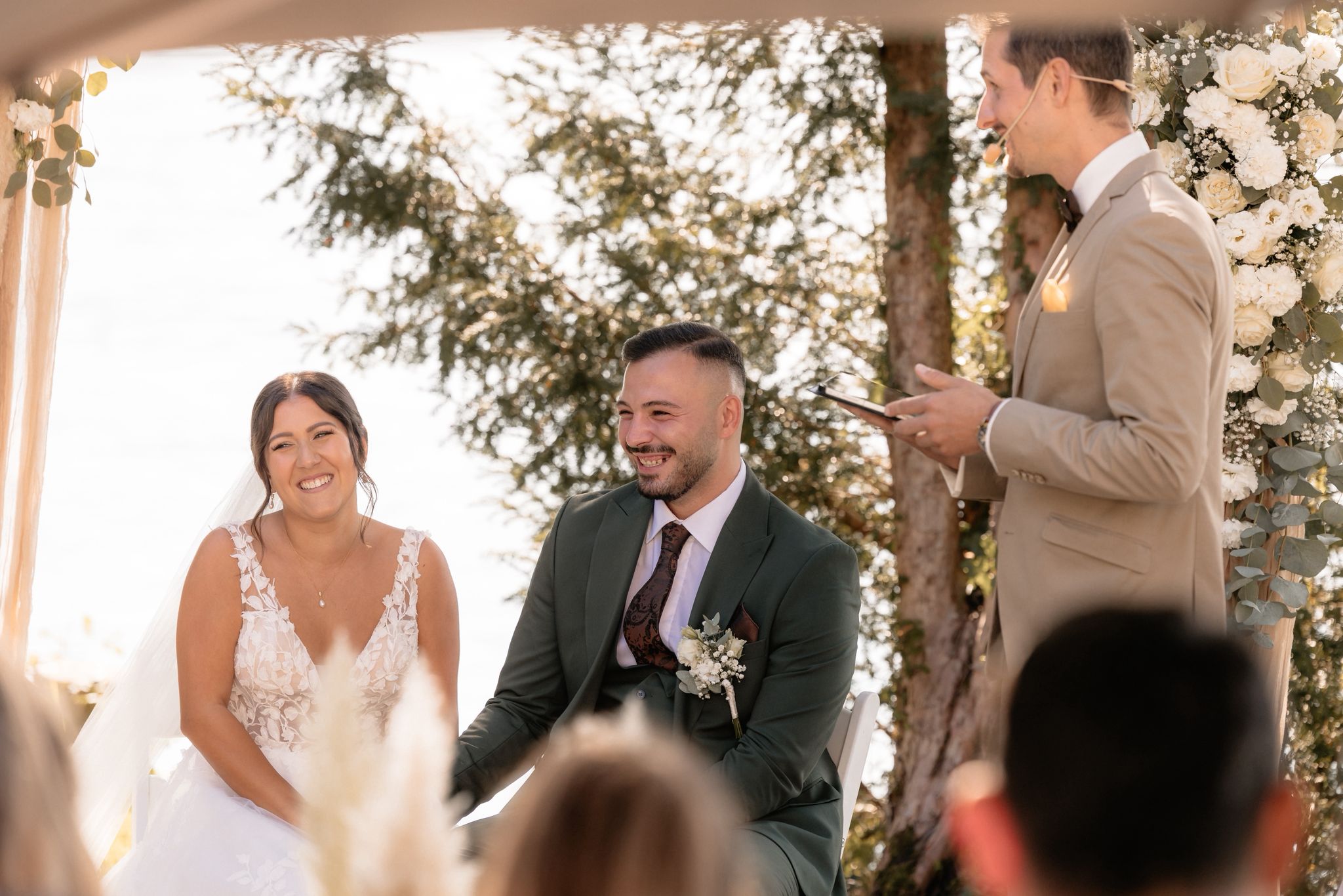 Glückliches Paar lachend bei einer Zeremonie